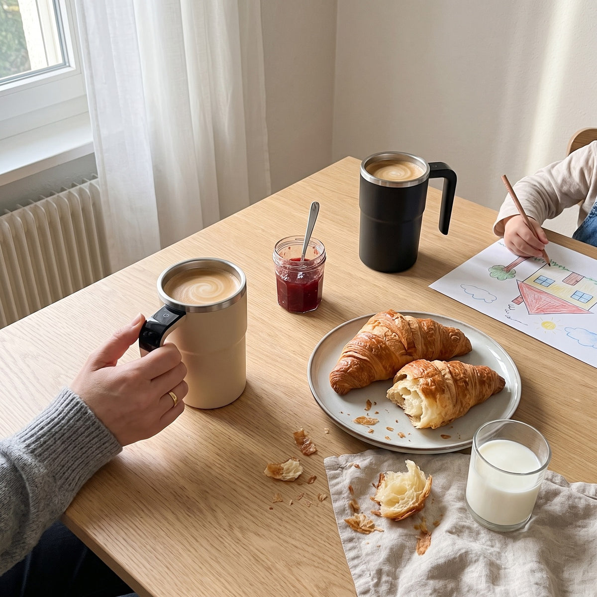 Deux mugs mélangeurs beige et noir sur une table de petit-déjeuner en famille