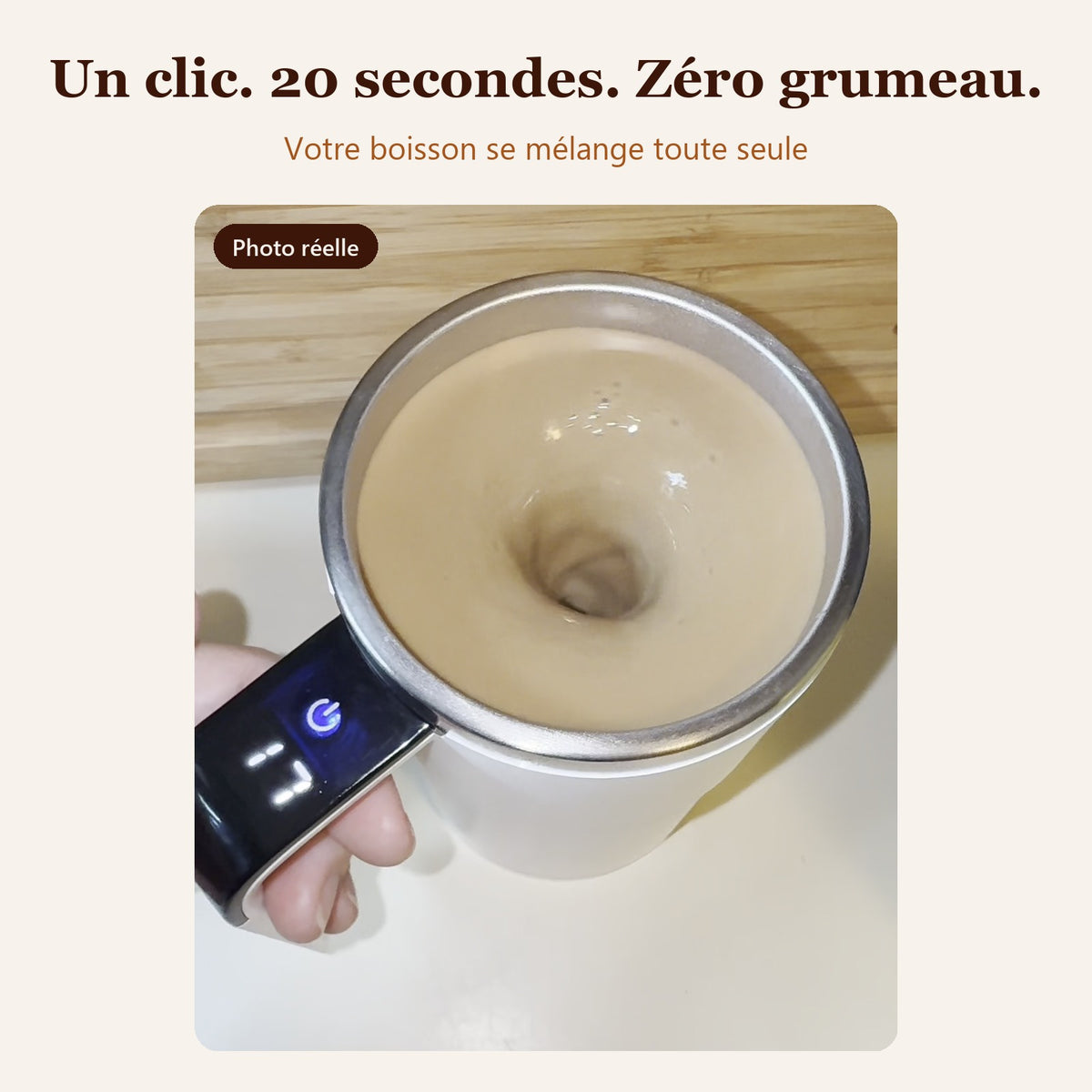 Le mug mélange un café au lait tout seul : vortex vu de dessus, compte à rebours sur la poignée