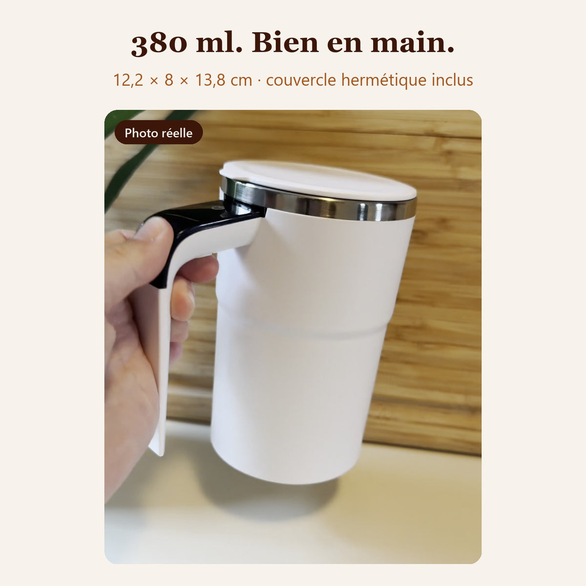 Mug mélangeur automatique blanc tenu en main, 380 ml, 12,2 × 8 × 13,8 cm